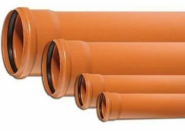 Tubi in PVC arancione per fognatura di diverse lunghezze